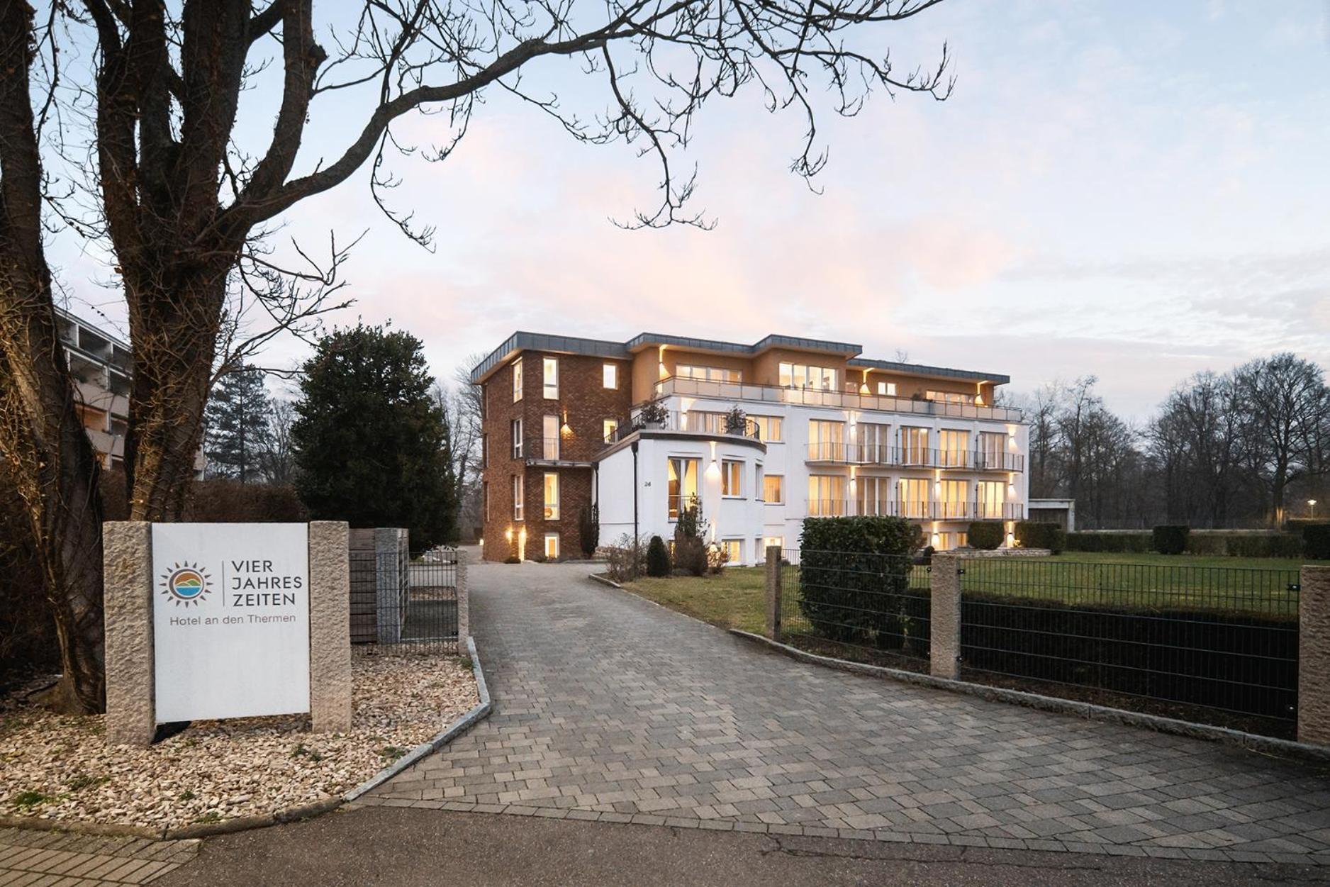 Hotel Vier Jahreszeiten Therme & Kliniken Bad Krozingen Naehe Freiburg & Schwarzwald Ideal Fuer Wellness Kur & Business Ausfluege 24H Check In- Wlan & Parken Gratis Exterior photo